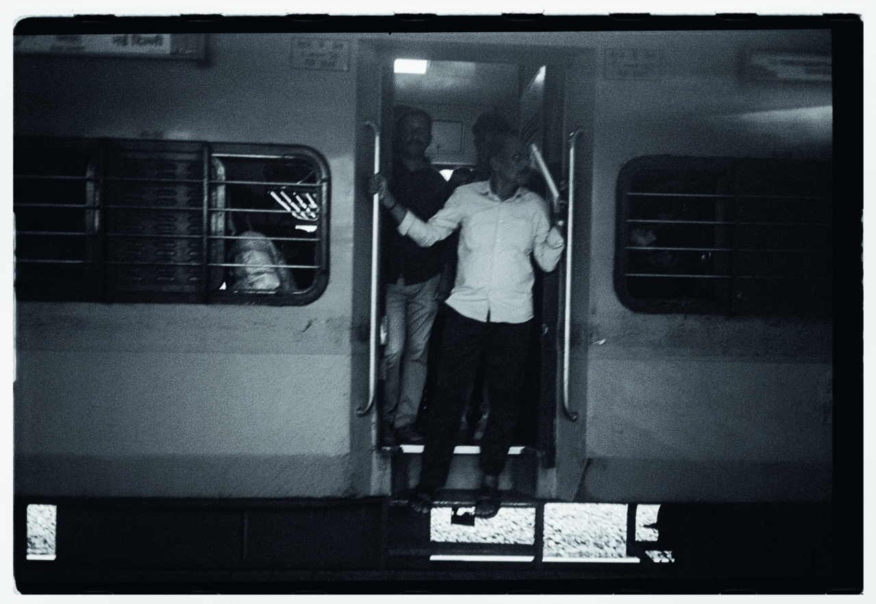 Personas saliendo de un tren en una estación