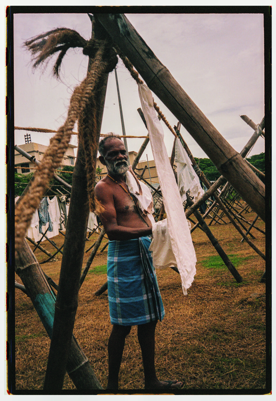 Hombre mayor en un entorno de lavandería tradicional al aire libre