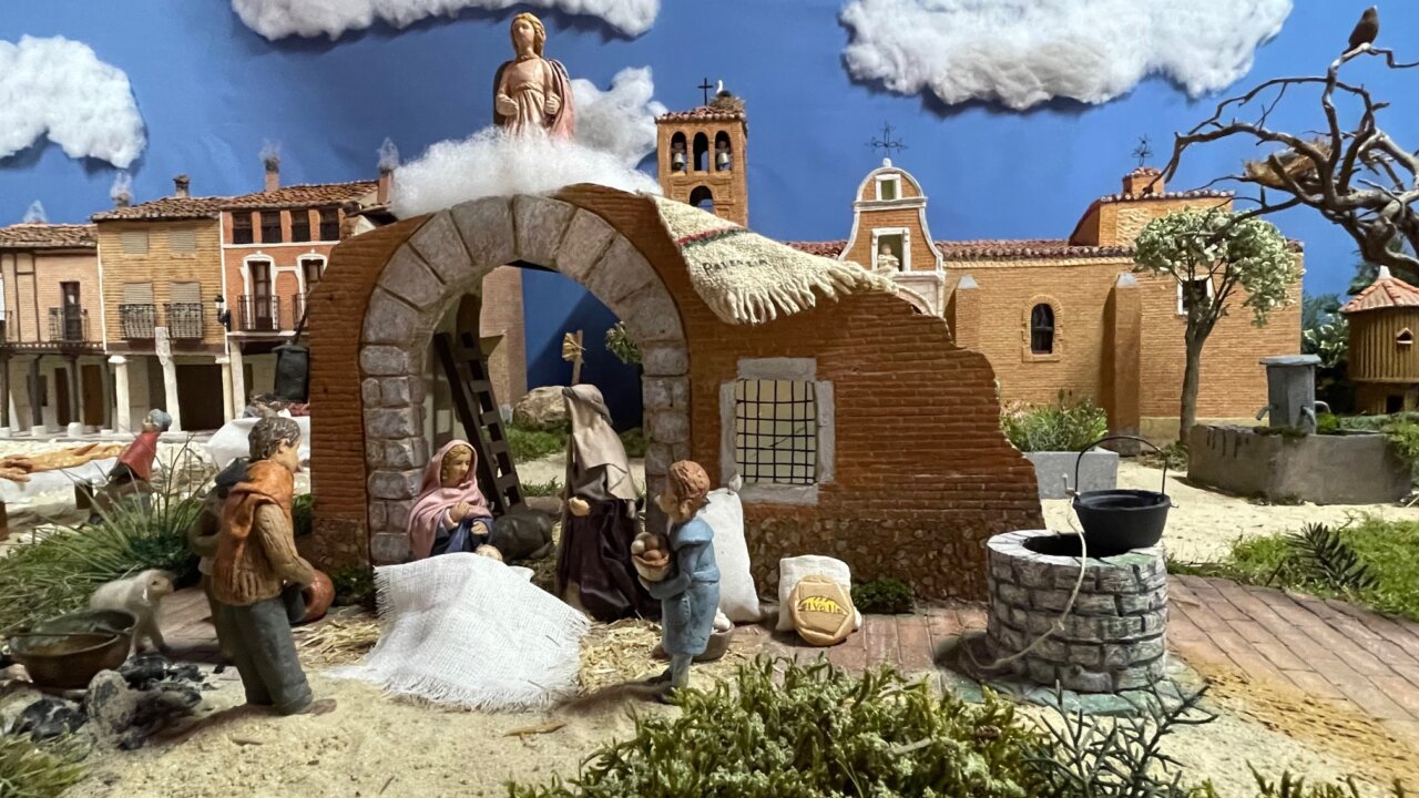 Belén tradicional de Saldaña con figuras y edificios locales