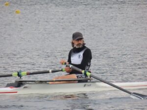Remero San Martín preparándose para la competición en el agua