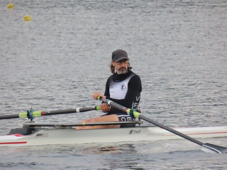 Remero San Martín preparándose para la competición en el agua