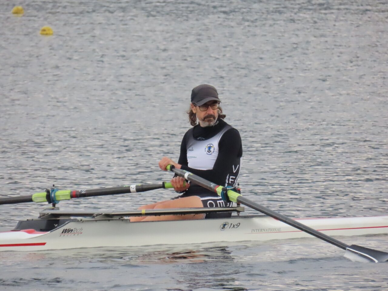 Remero San Martín preparándose para la competición en el agua