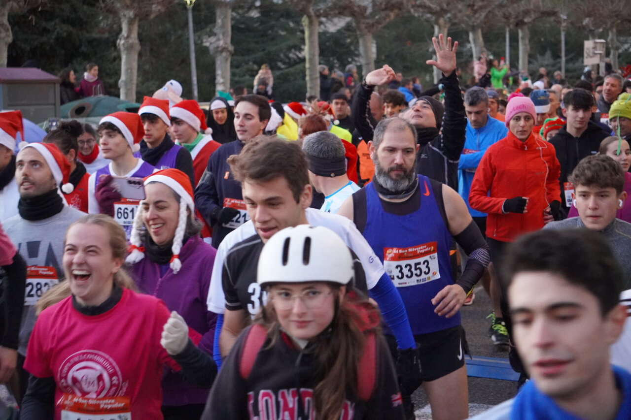 Corredores participando en la San Silvestre 2025 en Palencia