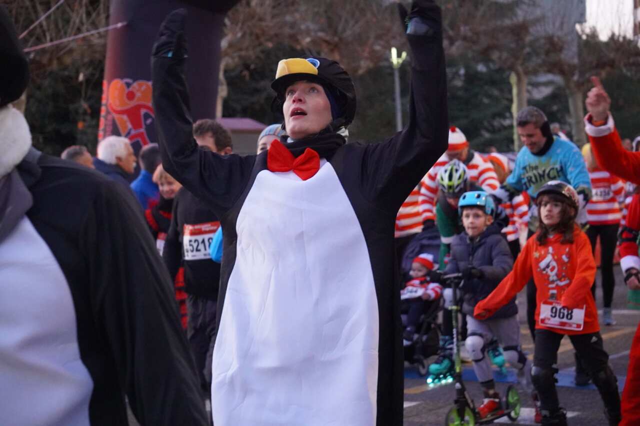Corredor vestido de pingüino en la San Silvestre 2025
