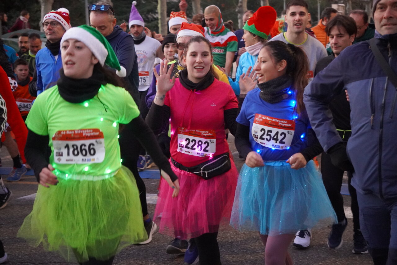 Corredores vestidos con tutús coloridos en la San Silvestre 2025