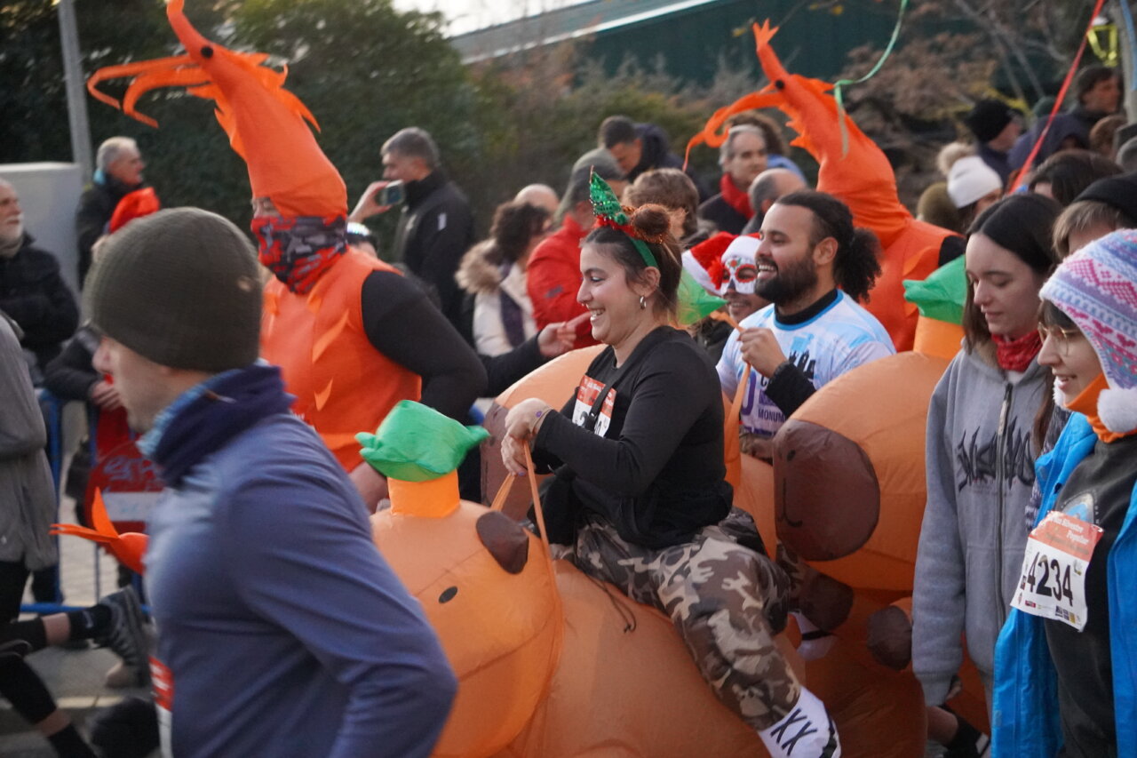 Corredores disfrazados en la San Silvestre 2025 en Palencia