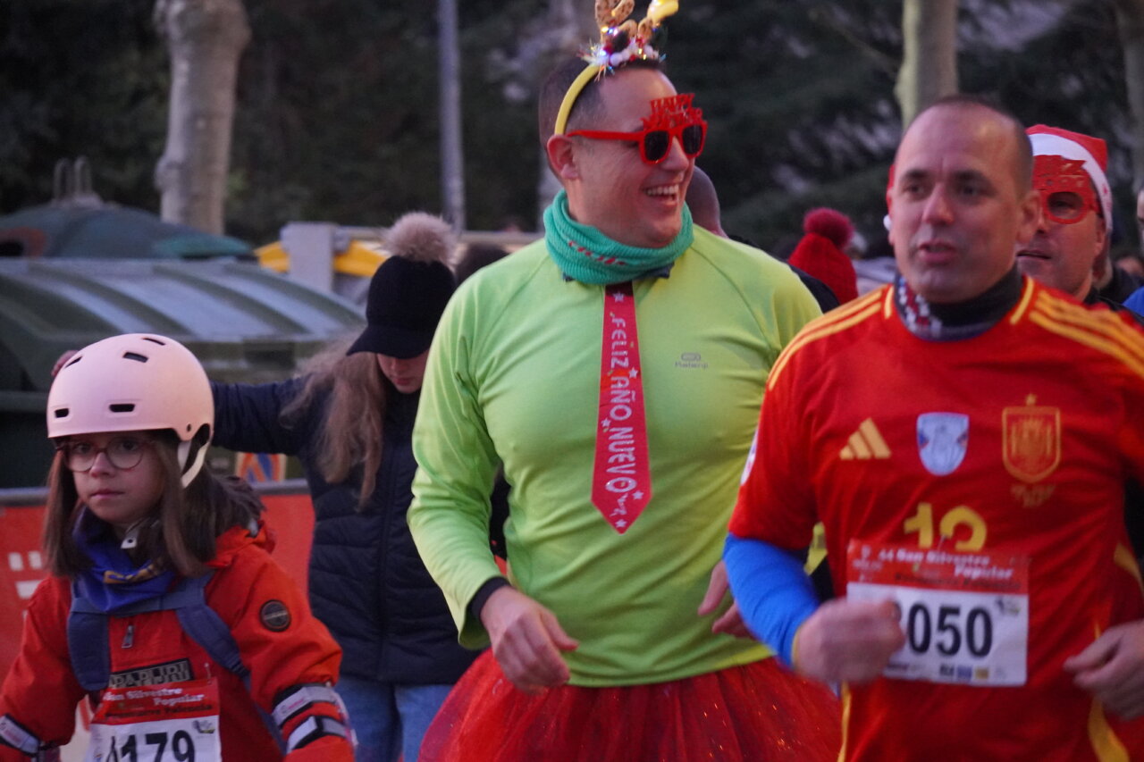 Corredores disfrazados en la San Silvestre 2025 en Palencia