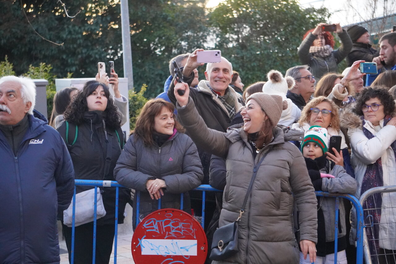 Multitud de personas animando en la carrera San Silvestre 2025