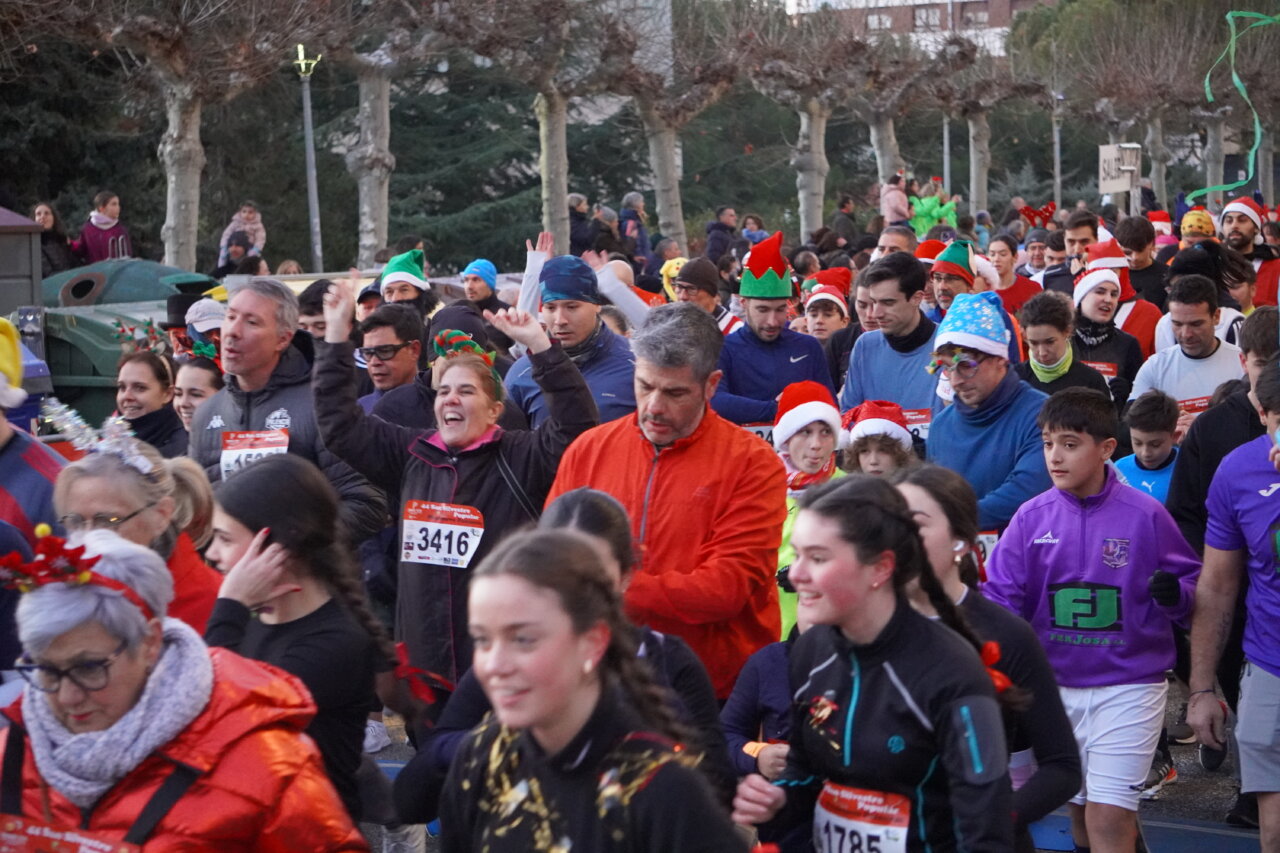 Corredores en la San Silvestre Palentina 2025 con ambiente festivo
