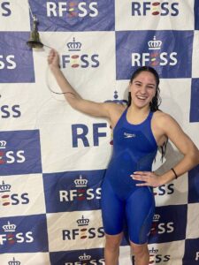 Sandra Santos celebrando su victoria en el campeonato de España de invierno