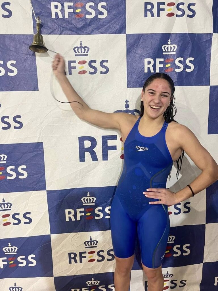 Sandra Santos celebrando su victoria en el campeonato de España de invierno