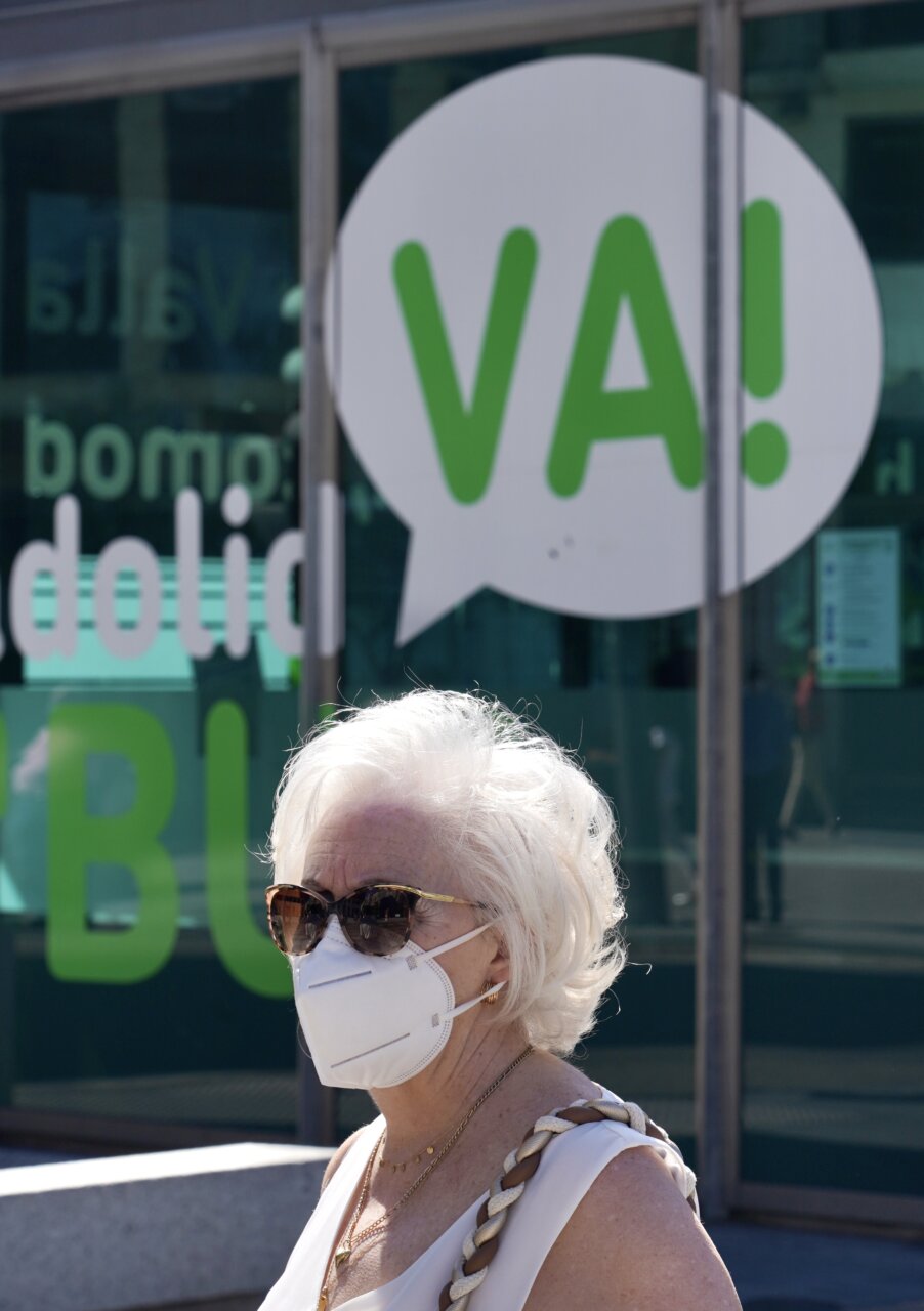 Mujer mayor con mascarilla y gafas de sol en la calle