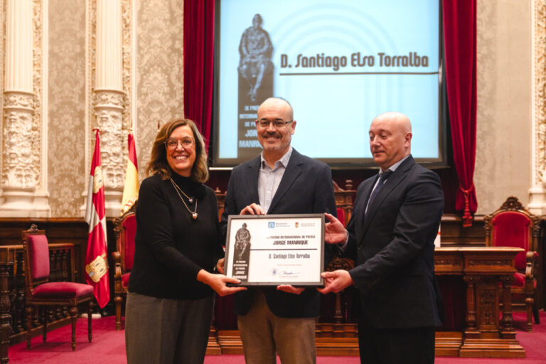 Santiago Elso Torralba recibiendo un premio en un evento formal