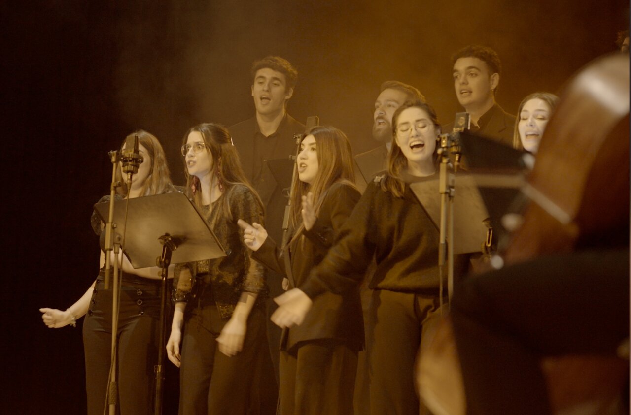 Grupo de cantantes en el escenario durante un espectáculo musical