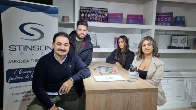 Equipo de Stinson Solar en su oficina de asesoría energética
