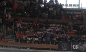 Aficionados del Palencia animando en un partido de baloncesto