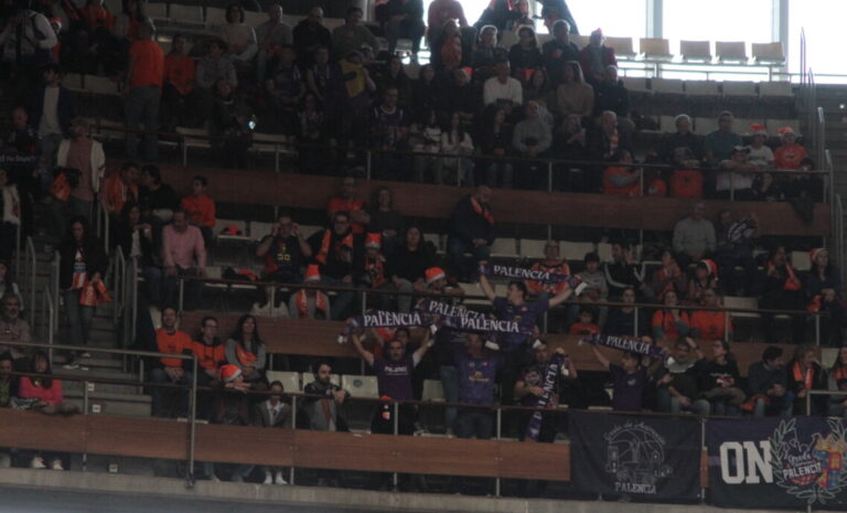 Aficionados del Palencia animando en un partido de baloncesto