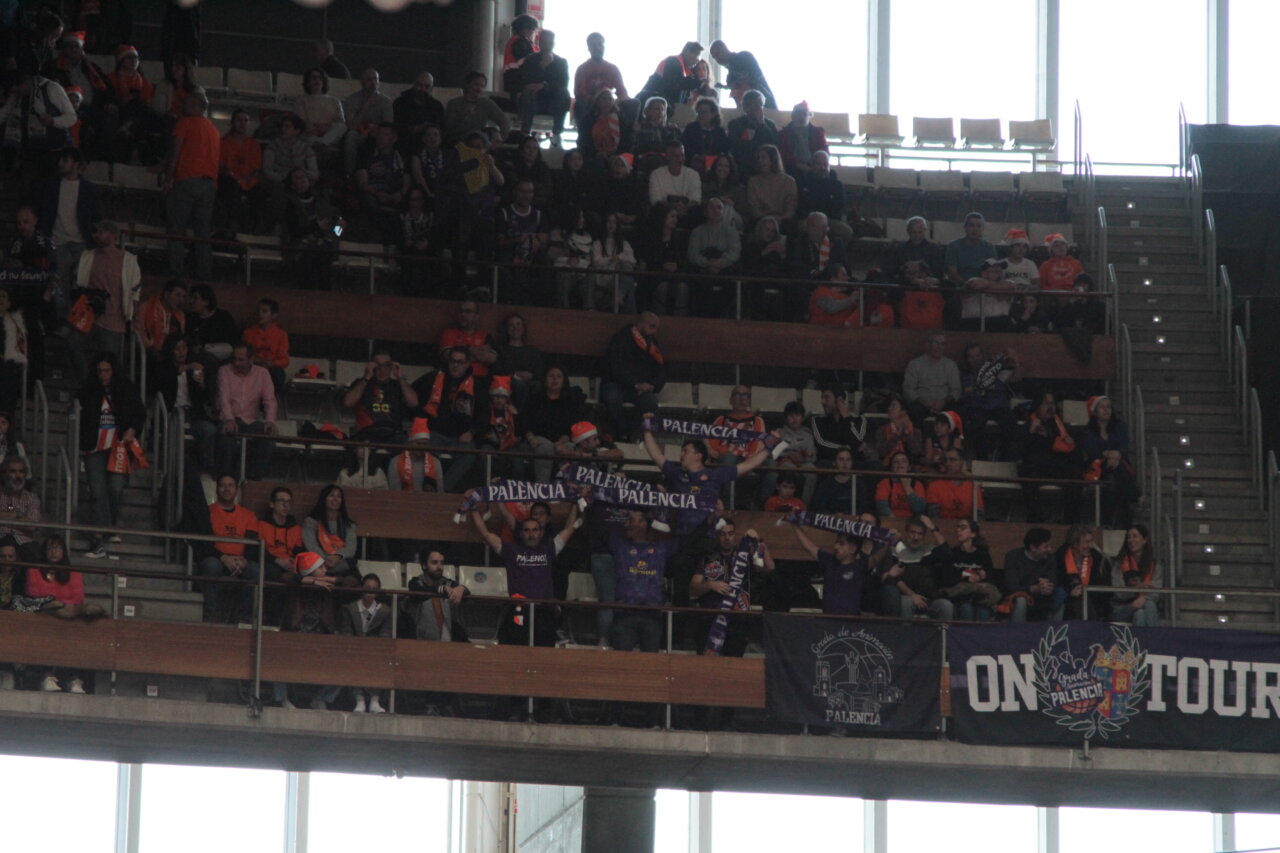 Aficionados del Palencia animando en un partido de baloncesto