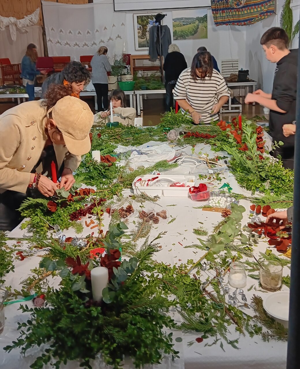 Participantes creando decoraciones navideñas en un taller en Husillos.