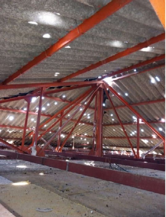 Interior del techo del colegio de Osorno con estructura metálica expuesta