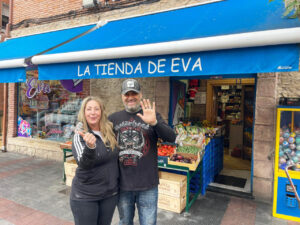 Eva y un cliente sonrientes frente a La Tienda de Eva