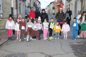 Niños disfrazados en la carrera infantil de Navidad en Torquemada