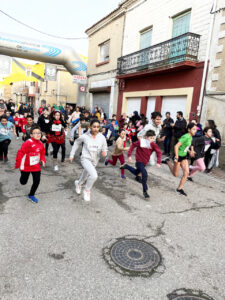 Niños corriendo en la carrera San Silvestre en Torquemada
