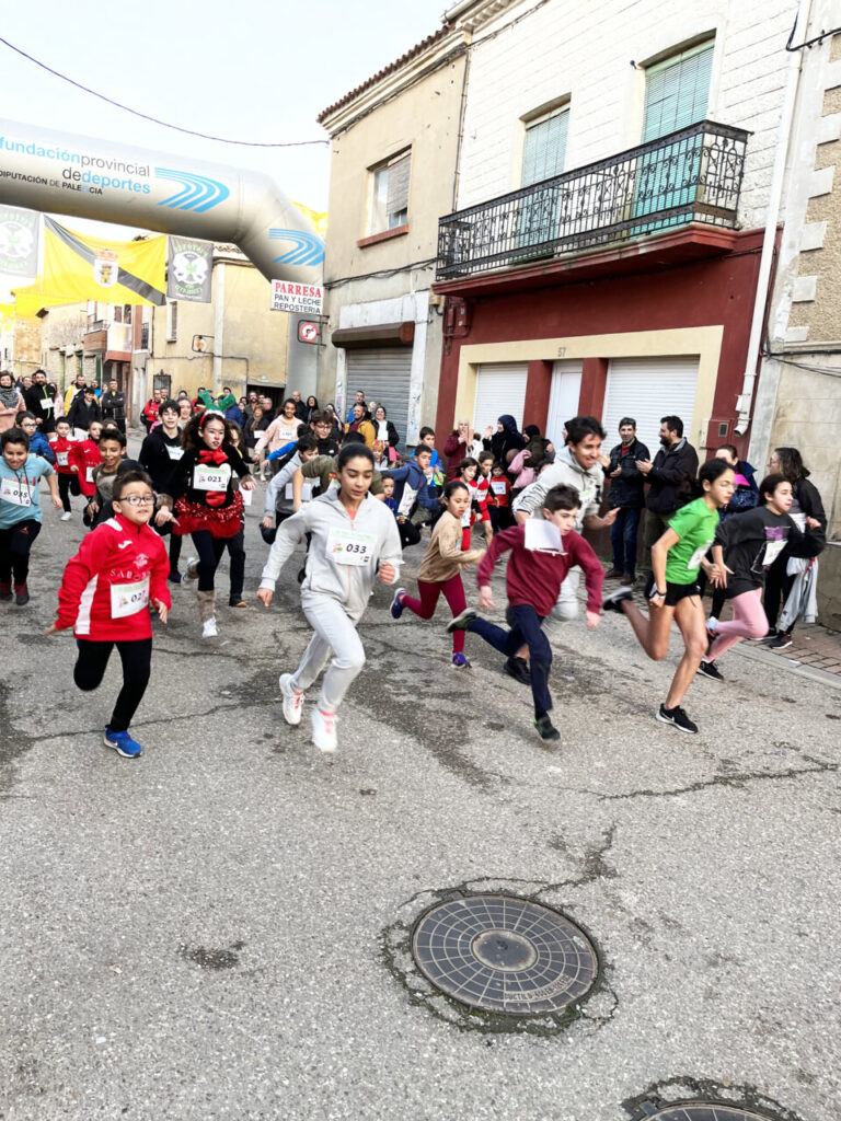 Niños corriendo en la carrera San Silvestre en Torquemada