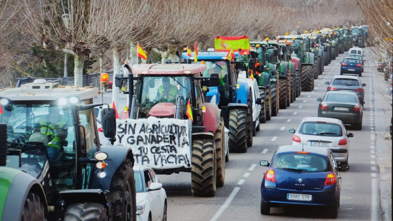 Tractoradas en la ciudad con pancarta sobre agricultura y ganadería