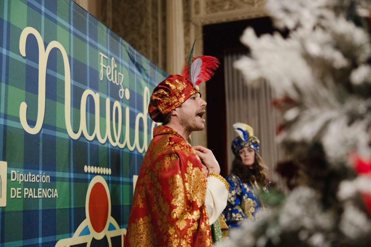 Actuación navideña en la Diputación de Palencia con personajes disfrazados.