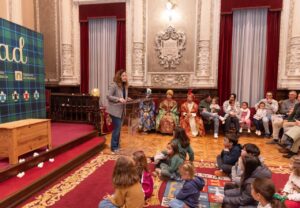 Niños sentados en el salón de actos durante un evento navideño