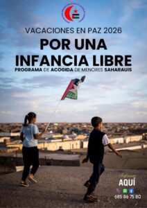 Niños saharauis con bandera en el programa Vacaciones en Paz 2026