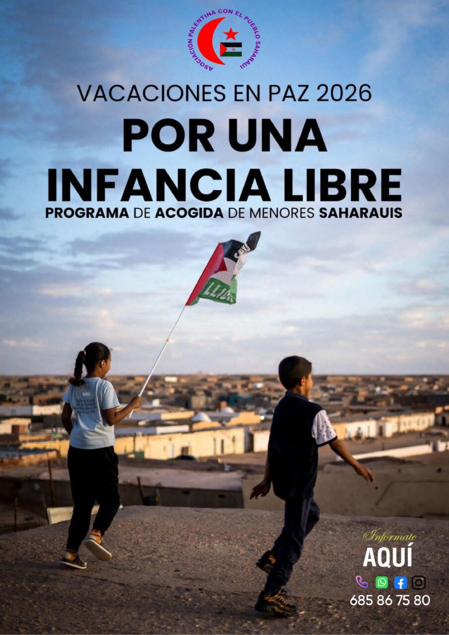 Niños saharauis con bandera en el programa Vacaciones en Paz 2026