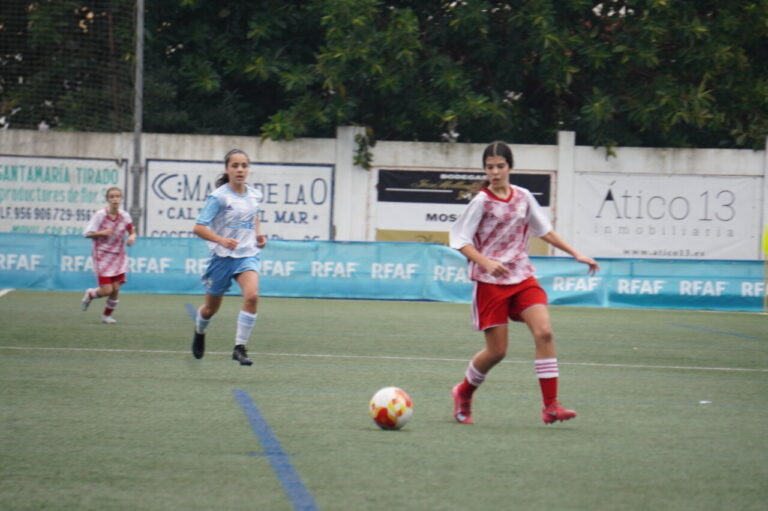Valeria Pérez jugando fútbol en la selección Sub-14 de Castilla y León.