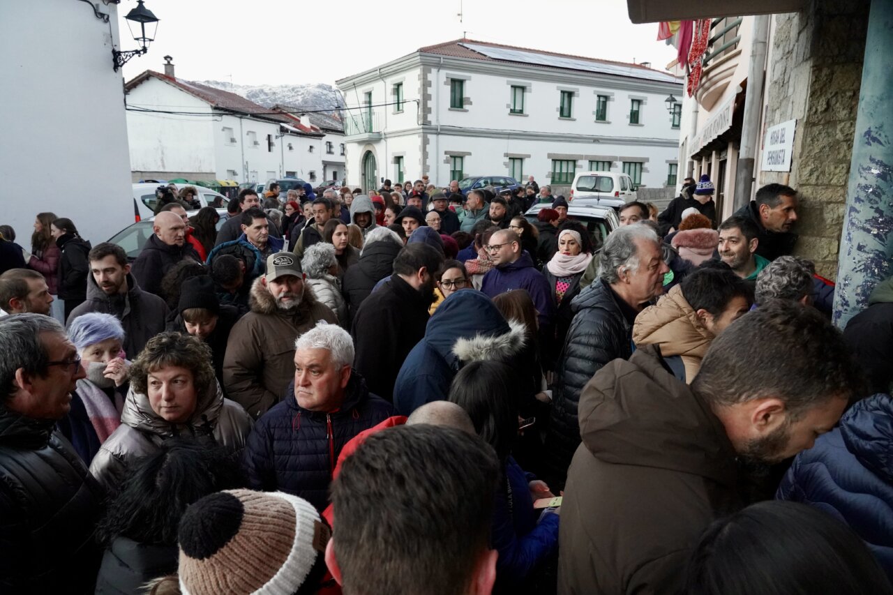 Multitud de vecinos en Villamanín esperando el premio del Gordo de Navidad