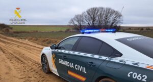 Vehículo de la Guardia Civil en un camino rural de Tierra de Campos