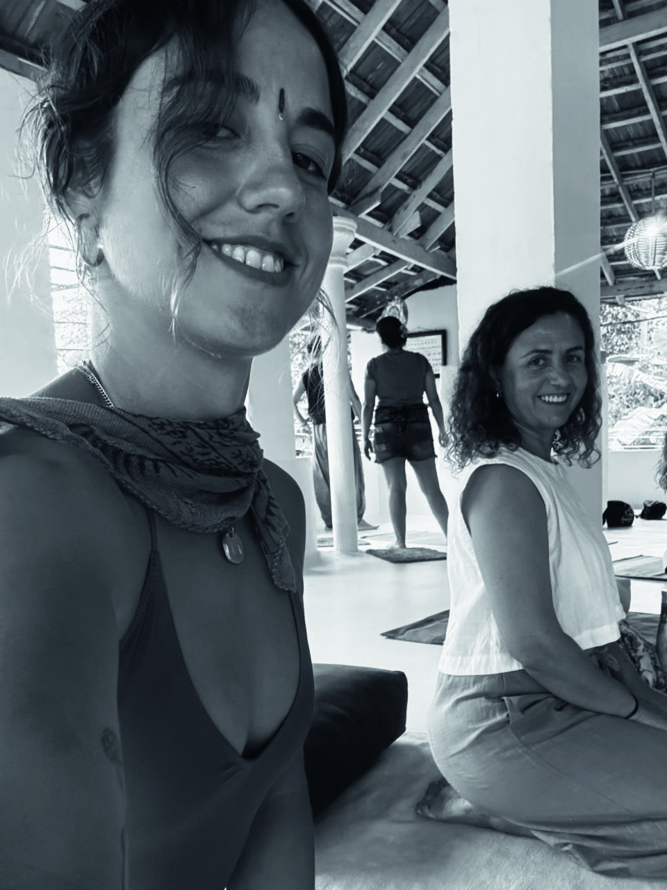 Dos mujeres sonriendo en un entorno relajado durante un viaje a India.