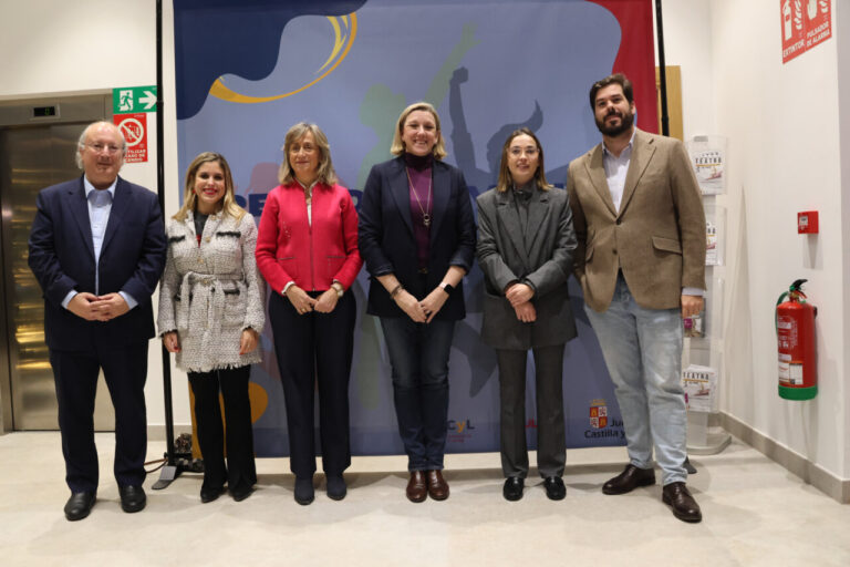 Grupo de personas en la gala de los Premios Juventud en Castilla y León