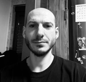 Retrato de Víctor Calderón, tatuador en su estudio.