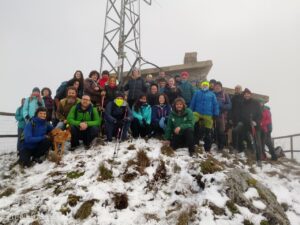 Grupo de vigilantes forestales en Peña Tremaya durante protesta