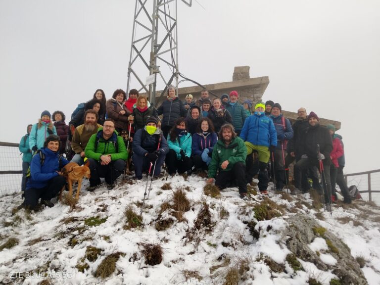 Grupo de vigilantes forestales en Peña Tremaya durante protesta