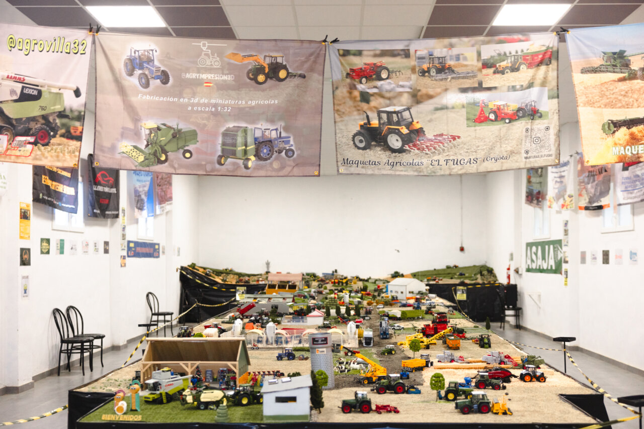 Exposición de miniaturas agrícolas en Villamartín de Campos con maquetas detalladas.