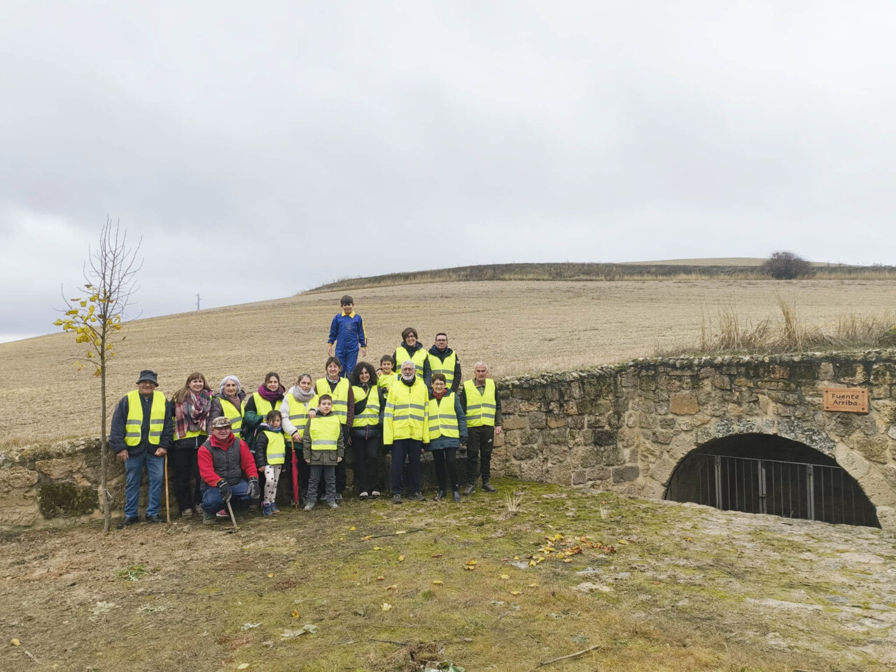 Grupo de voluntarios en Villamediana trabajando en la Ruta del Agua