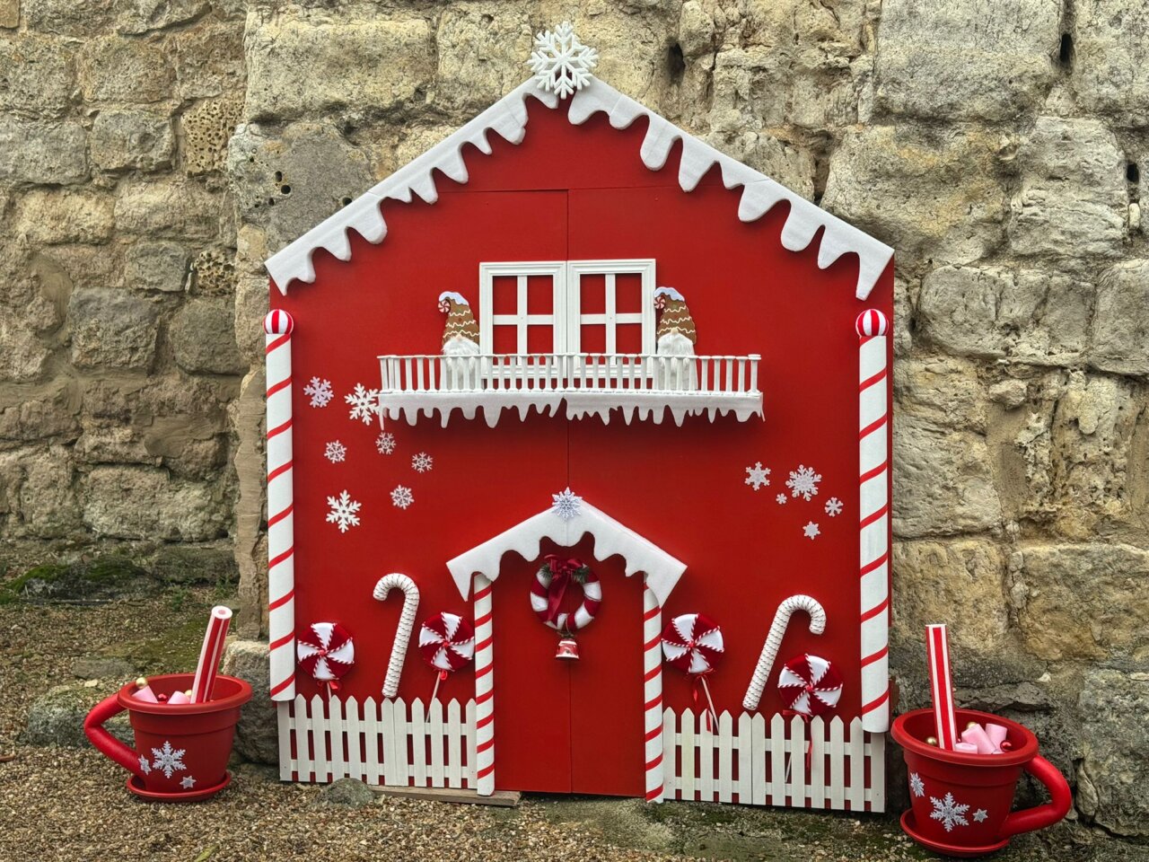 Decoración navideña en Villaviudas con casa roja y dulces