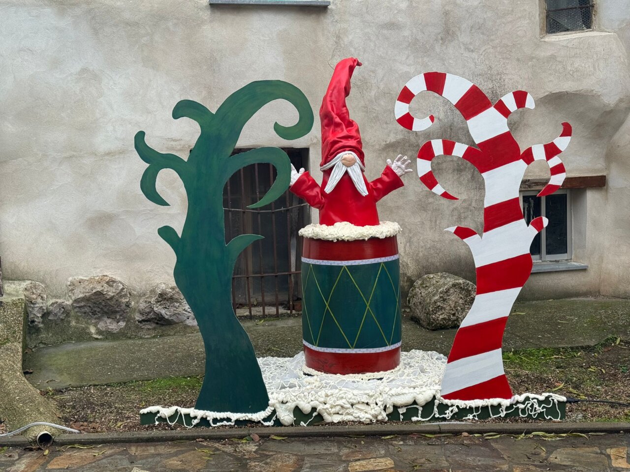 Decoración navideña en Villaviudas con un personaje festivo