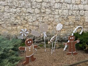 Decoración navideña con figuras de jengibre y caramelos en Villaviudas