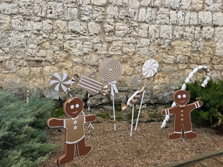Decoración navideña con figuras de jengibre y caramelos en Villaviudas