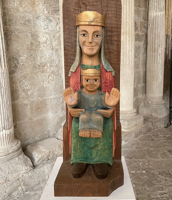 Escultura de la Virgen con el Niño en la catedral de Palencia