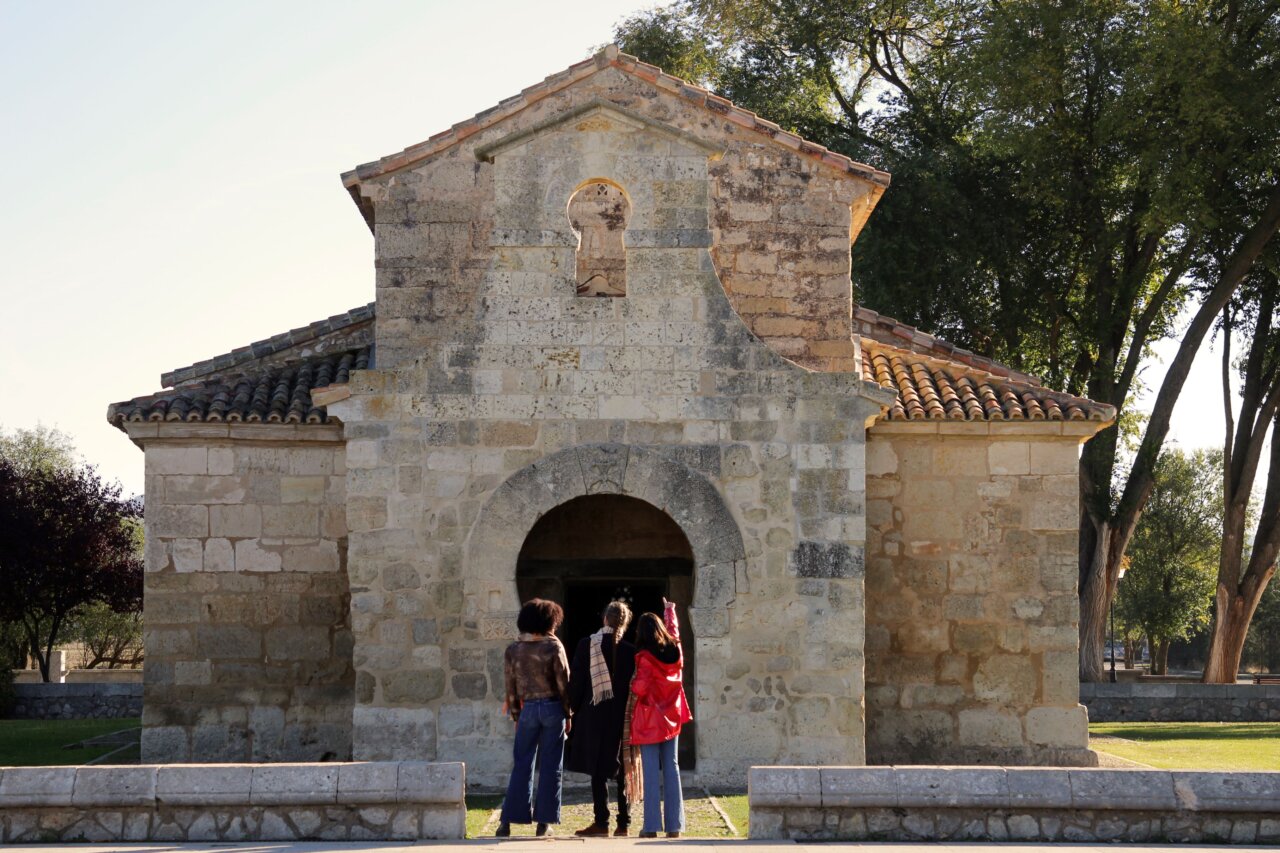 Grupo de personas frente a la iglesia de San Juan de Baños