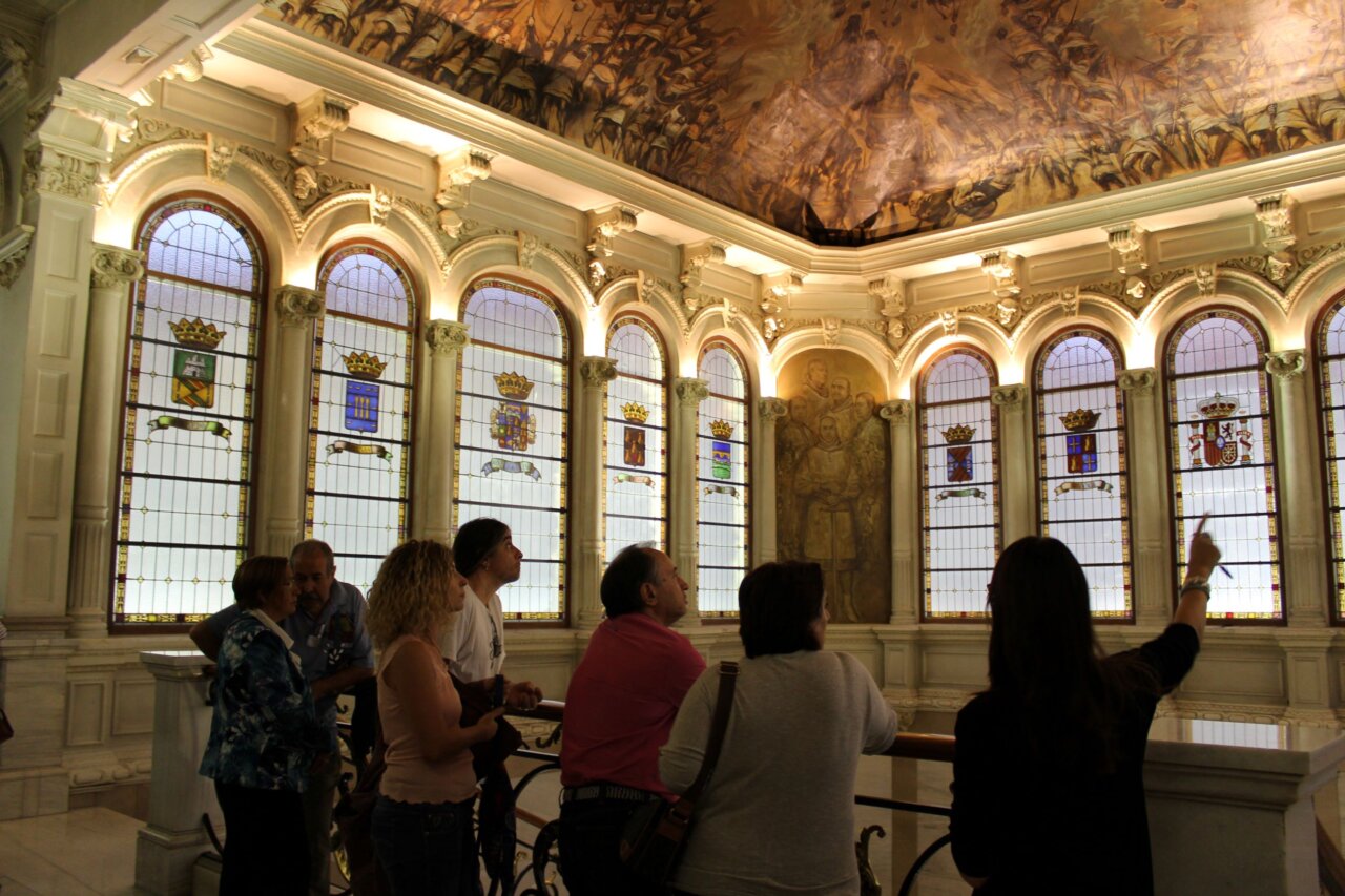 Grupo de personas en una visita guiada en el Palacio de la Diputación de Palencia